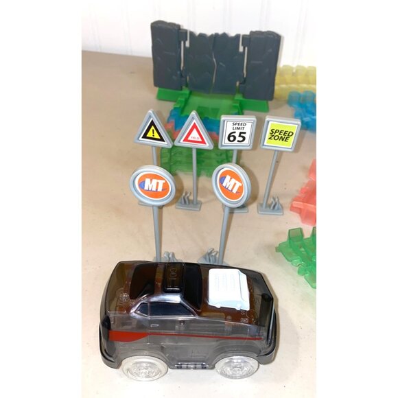 Magic Tracks Glow In The Dark Racing Set With 2 Cars & Accessories - Picture 2 of 15